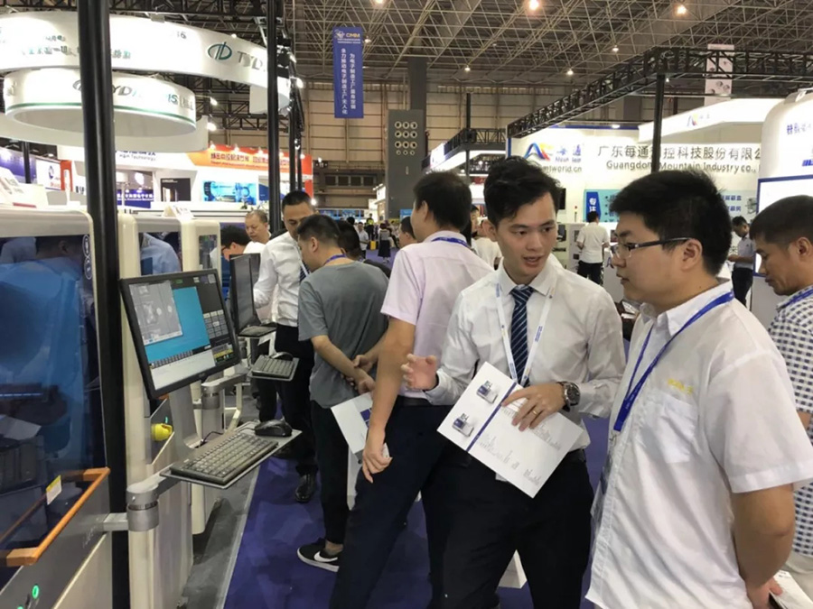 安達堅持自主創新,多部設備首次公開亮相 | 電子制造自動化展報道 安達堅持自主創新,多部設備首次公開亮相 | 電子制造自動化展報道